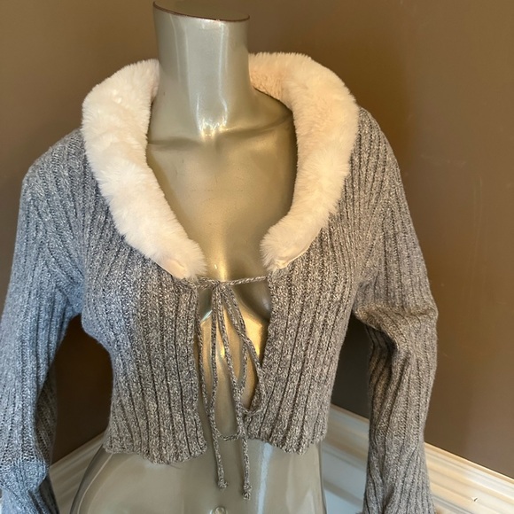 NWT FASHION NOVA Mini Cropped Grey Cardigan W/Fur Trim Sz M - Picture 3 of 5